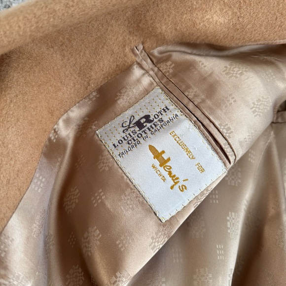 Elegant Camel Double-Breasted Trench Coat - Picture 6 of 7